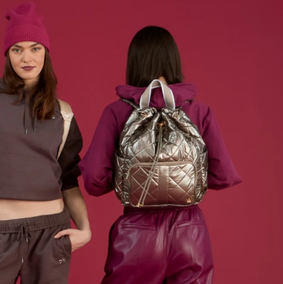 NWT Oliver Thomas Maxed Out Bucket Backpack Crossbody Bag Silver Taupe Metallic - Picture 2 of 11